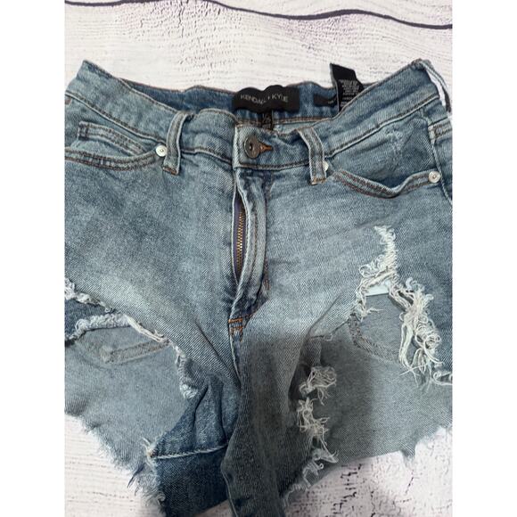 Kendall + Kylie The Icon Short - Picture 7 of 8